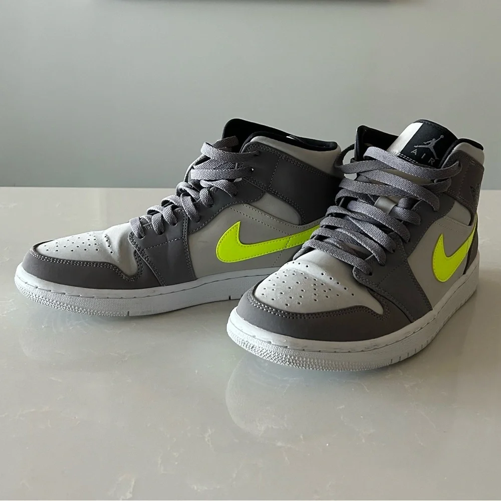 NIKE Air Jordan 1 Mid 'Gunsmoke Volt' - Picture 10 of 12